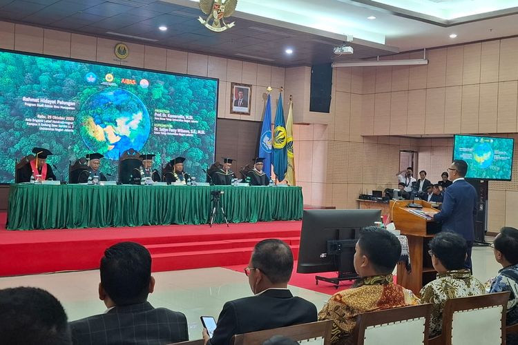 Rahmat Hidayat Pulungan, Wakil Sekretaris Jenderal PBNU, di tengah ujian terbuka program doktoralnya di Universitas Negeri Jakarta (UNJ), Rabu (29/10/2025).