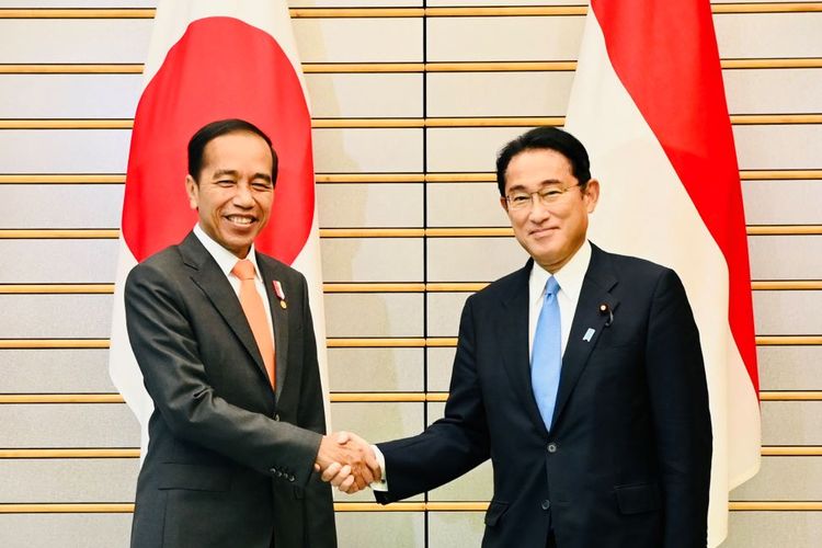 Presiden Joko Widodo (kiri) berjabat tangan dengan Perdana Menteri Jepang Kishida Fumio dalam pertemuan bilateral di Kantor Perdana Menteri Jepang, Tokyo, Jepang, Rabu (27/7/2022). Kedua pemimpin negara sepakat untuk memperkuat kerja sama di bidang perdagangan dan investasi. PM Jepang Fumio Kishida pada Sabtu (22/10/2022), memperingatkan Rusia jika sampai menggunakan senjata nuklir.