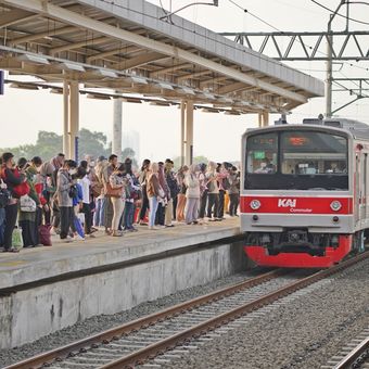 Terlihat Commuter Line Jabodetabek memasuki salah satu stasiun yang ada di Jakarta. 