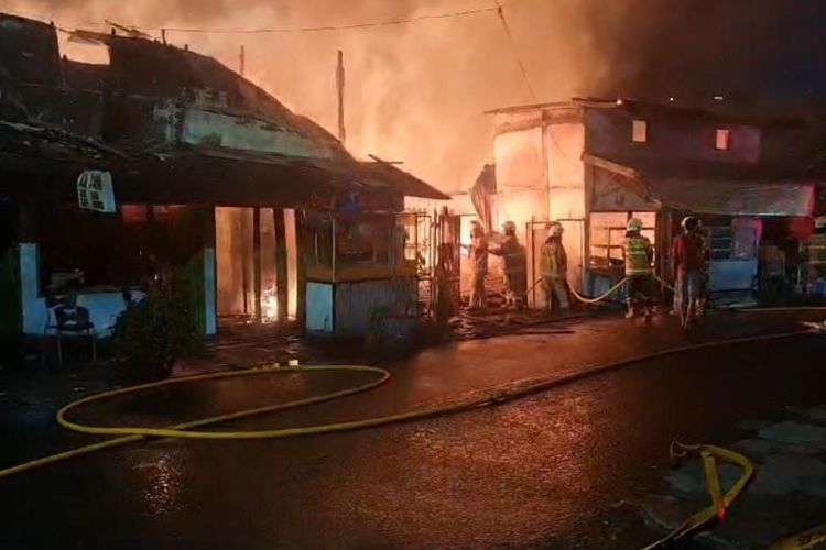 Kebakaran landa rumah di Jalan KS Tubun 3, tepatnya di belakang Asrama Brimob, Slipi, Jakarta Barat, Kamis (28/3/2024) malam.