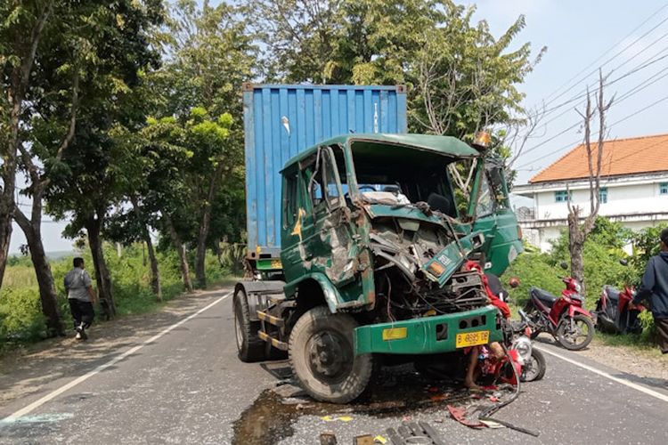 Truk kontainer dengan nomor polisi B 9586 DB, menabrak sepeda motor yang mengakibatkan dua pengendaranya meninggal dunia di Jalan Raya Desa Kemangi, Kecamatan Bungah, Gresik, Selasa (28/6/2022). 