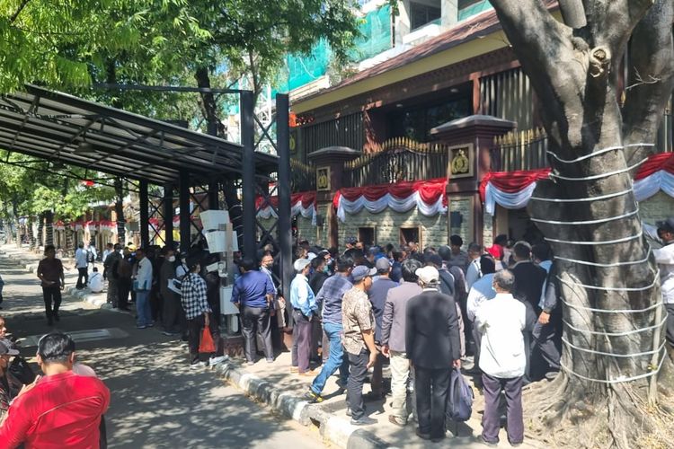 Sejumlah simpatisan Panji Gumilang di depan pintu masuk Bareskrim, Mabes Polri, Jakarta, Selasa (1/8/2023)