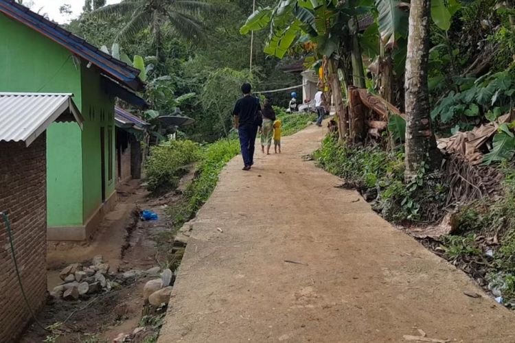 Dusun Kambeng Timur, Desa Sekotong Timur, Kecamatan Lembar, Kabupaten Lombok Barat, Nusa Tenggara Barat. S (13), anak penyintas kawin lari atau merarik kodek berasal dari dusun ini.