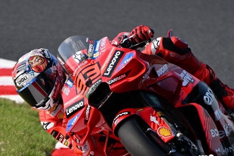 Pebalap Ducati Lenovo Team, Marc Marquez, mengendarai motornya selama sesi latihan bebas MotoGP Jepang 2025 di Mobility Resort Motegi di Motegi, prefektur Tochigi pada 26 September 2025. (Foto oleh TOSHIFUMI KITAMURA / AFP)