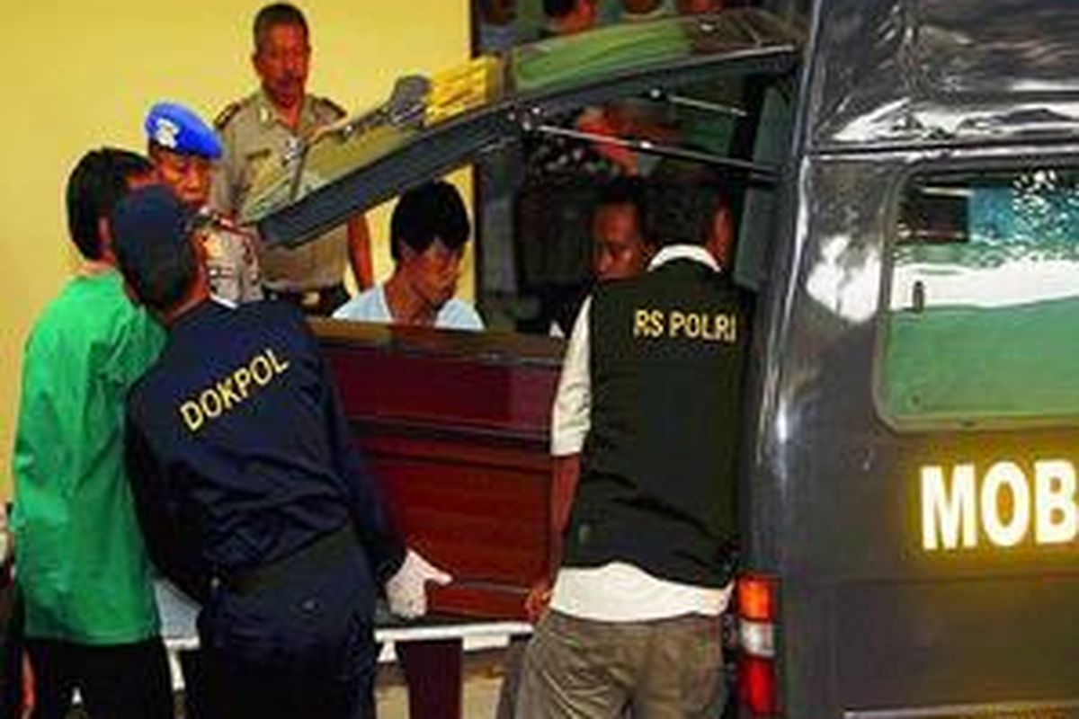 Petugas menurunkan peti jenazah yang diduga berisi jenazah Noordin M Top sesaat setelah tiba di Instalasi Kedokteran Forensik Rumah Sakit Polri Pusat Raden Said Soekanto, Kramatjati, Jakarta Timur, Sabtu (8/8). Orang yang diduga Noordin tersebut tewas dalam penyergapan teroris oleh Densus 88 Mabes Polri di Temanggung.