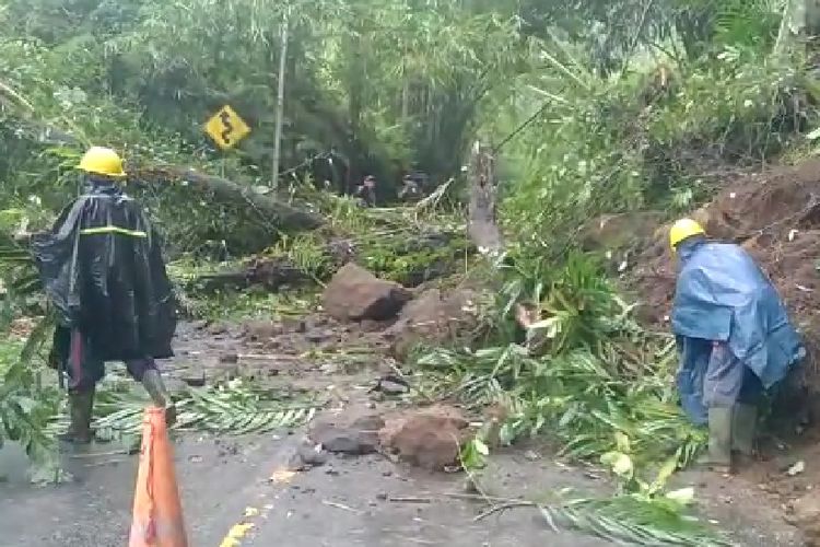Bencana longsor menutup akses jalan di Kabupaten Karangasem, Provinsi Bali.