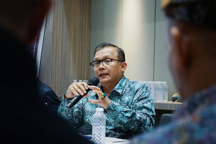 Karorenhukmas BNPT Brigjen Pol Tejo Wijanarko saat melakukan Presentasi Uji Publik Monitoring dan Evaluasi Keterbukaan Informasi Publik 2024. 