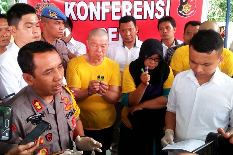 Kapolres Binjai AKBP Nugroho bersama ketiga tersangka Indra Marwan, Burhan dan Lismawarni dalam konfrensi persnya di Mapolresta Binjai pada Senin (24/6/2019). 