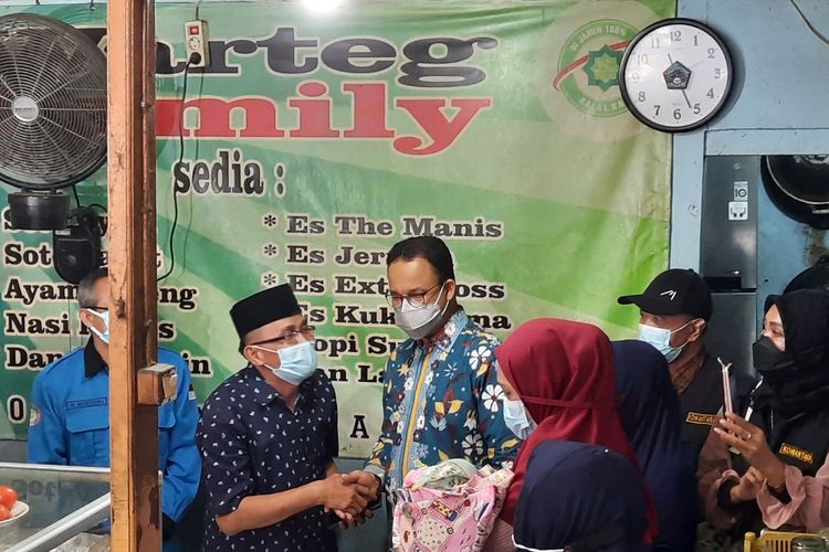 Gubernur DKI Jakarta Anies Baswedan memberikan nama cucu pemilik warung tegal (warteg) di RT 09/RW 01 Palmeriam, Matraman, Jakarta Timur.