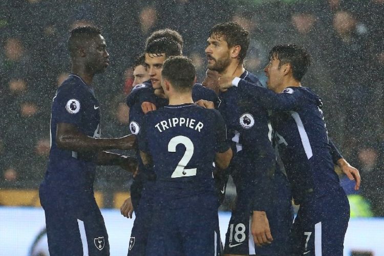 Striker Tottenham Hotspur, Fernando Llorente (kedua dari kanan) melakukan selebrasi bersama rekan setimnya seusai mencetak gol ke gawang Swansea City pada laga Premier League, di Stadion Liberty, Selasa (2/1/2018).