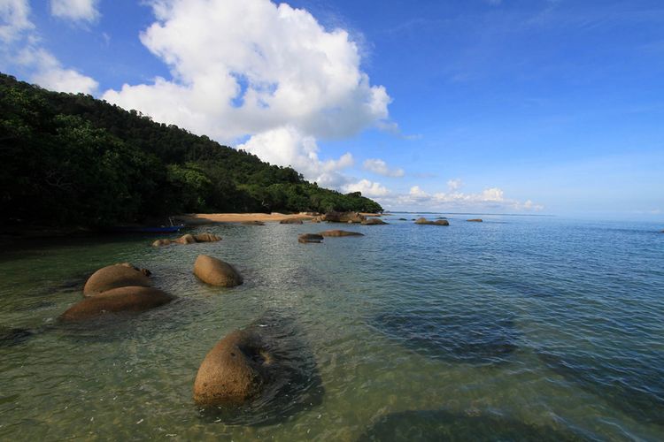 Salah satu sudut panorama pantai di Temajuk