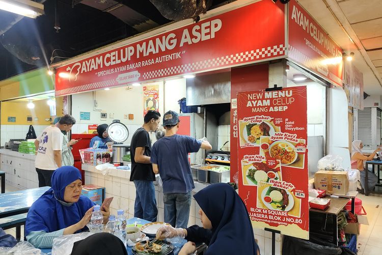 Kios Ayam Celup Mang Asep di pujasera Blok M Square, Jakarta Selatan, Senin (30/6/2025). 