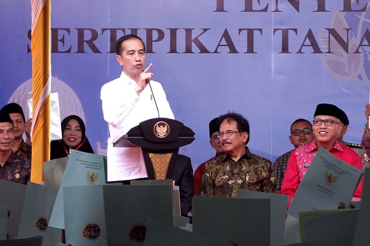 Presiden Joko Widodo kembali menyerahkan sebanyak 2.576 sertifikat tanah kepada masayarakat Aceh yang ada di empat Kabupaten Kota di Provinsi Aceh. Penyerahan sertifikat tanah itu berlangsung di Lapangan Galacticos, Cot Gapu, Kota Juang, Bireuen, Sabtu (22/02/2020).