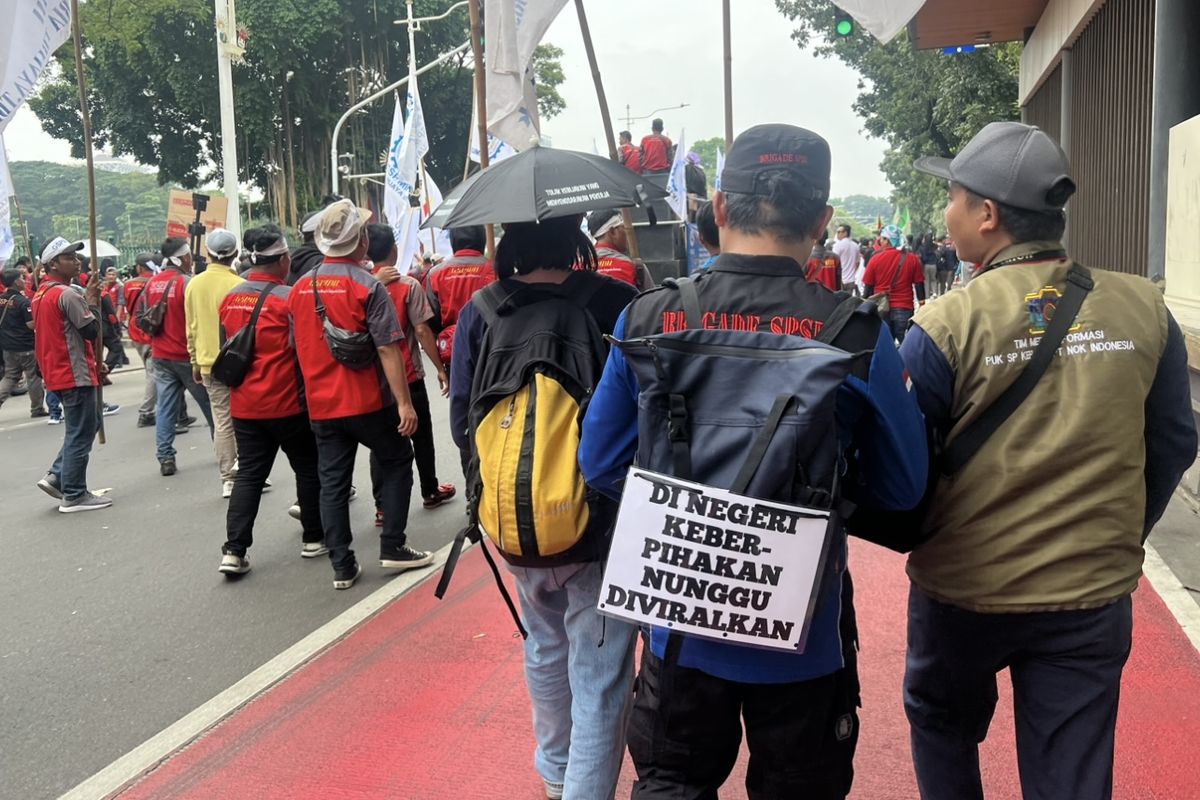 Massa aksi demo Hari Buruh yang berkumpul di titik Balaikota dan Pintu Monas mulai bergerak menuju Stadion Madya GBK, Rabu (1/5/2024).