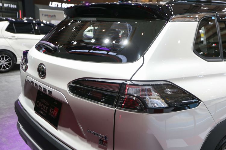 Corolla Cross Hybrid GR Sport dipamerkan di ajang Indonesia International Motor Show (IIMS) 2023 di JIExpo, Kemayoran, Jakarta Pusat, Kamis (16/2/2023). Corolla Cross Hybrid GR-S dijual Rp 600 jutaan. Sementara yang non GR-S Rp 500 jutaan.