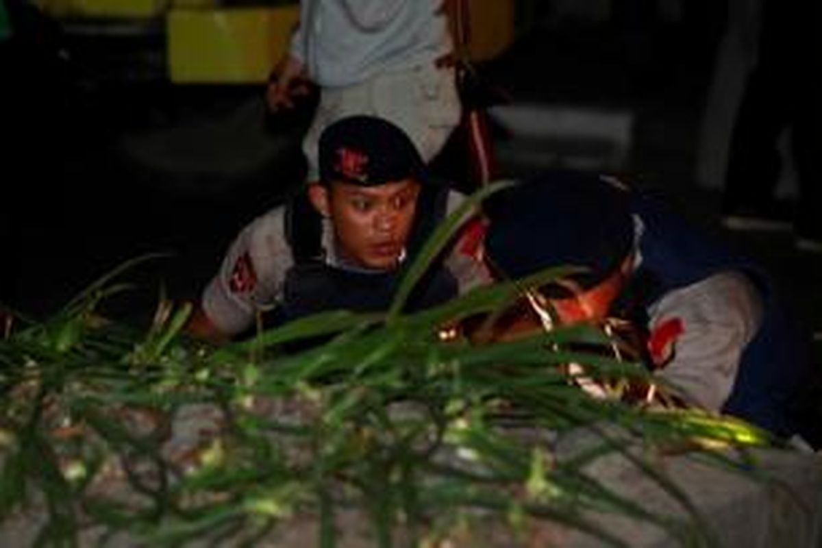 Polisi melakukan olah tempat kejadian perkara penembakan seorang anggota polisi di depan gedung Komisi Pemberantasan Korupsi, Jalan HR Rasuna Said, Kuningan, Jakarta Selatan, Selasa (10/9/2013). Korban tewas diketahui adalah anggota Provost bernama Bripka Sukardi.