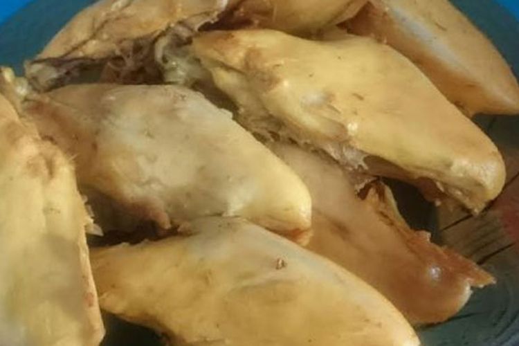 Ayam disajikan terpisah di Soto Kemiri khas Bumi Mina Tani di Pati, Jawa Tengah. 