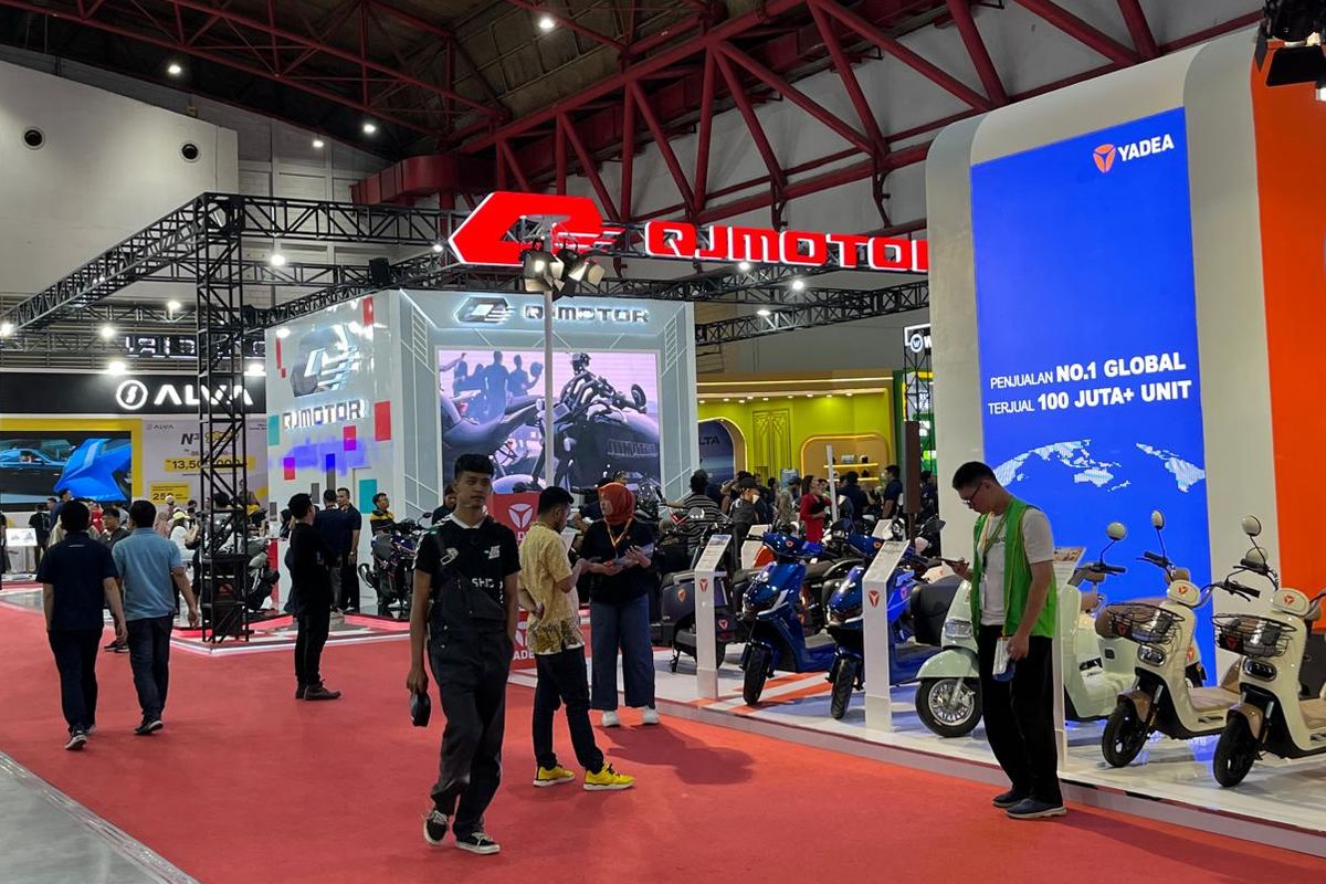Ilustrasi suasana booth motor di pameran PRJ 2025