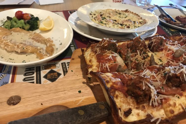 Menu makanan utama di Pizza E Birra, Dori Cream (kiri atas), Baked Makaroni (kanan atas), Pizza Meat Lover (kanan bawah).