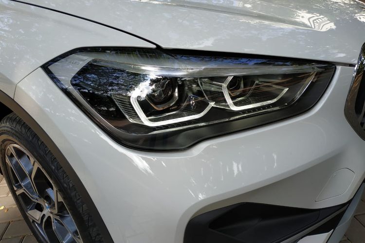 Lampu depan BMW X1 gaya baru yang lebih dinamis