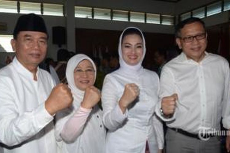 Pasangan calon wali kota dan wakil wali kota yang diusung Partai Demokrat dan PAN, Rasiyo (kiri) dan Lucy Kurniasari (kedua kanan) bersama pasangan masing-masing berfoto usai mendaftarkan diri untuk mengikuti Pilkada Surabaya 2015 di Kantor KPU Surabaya, Senin (8/9/2015). Jika semua persyaratan dinyatakan memenuhi syarat oleh KPU Surabaya, maka pasangan itu secara resmi menantang pasangan Risma-Wisnu yang diusung PDIP pada Pilkada Serentak 9 Desember mendatang.