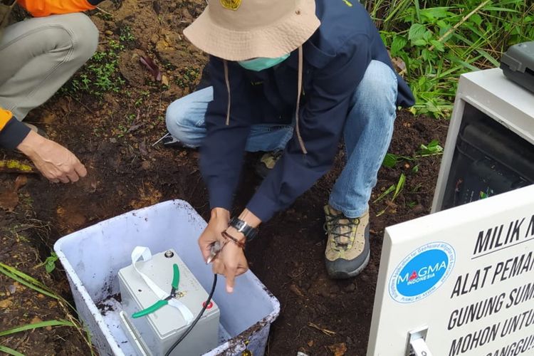 Petugas Pos PGA Sindoro-Sumbing sedang memasang accu/baterai pada alat pemantau kegempaan Gunung Sumbing di Stasiun Seismik Cedokan, Kabupaten Temanggung, Jawa Tengah, Selasa (18/1/2022).