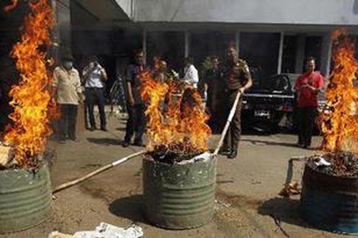 Barang bukti kejahatan dimusnahkan di Kejaksaan Negeri Jakarta Selatan, Kebayoran Baru, Jakarta, Kamis (21/6/2012). Kejaksaan Negeri Jakarta Selatan memusnahkan 27 kilogram ganja, 32 gram Heroin, 185 gram metamfetamina, 233 butir ekstasi, hingga 13 pucuk senjata api. Semua barang bukti ini didapat dari ratusan perkara.  