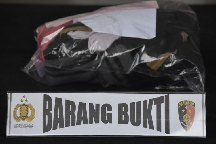 Kapolres Bogor AKBP Roland Ronaldy menunjukkan barang bukti kasus pembunuhan tetangga sendiri pada Kamis (17/12/2020).