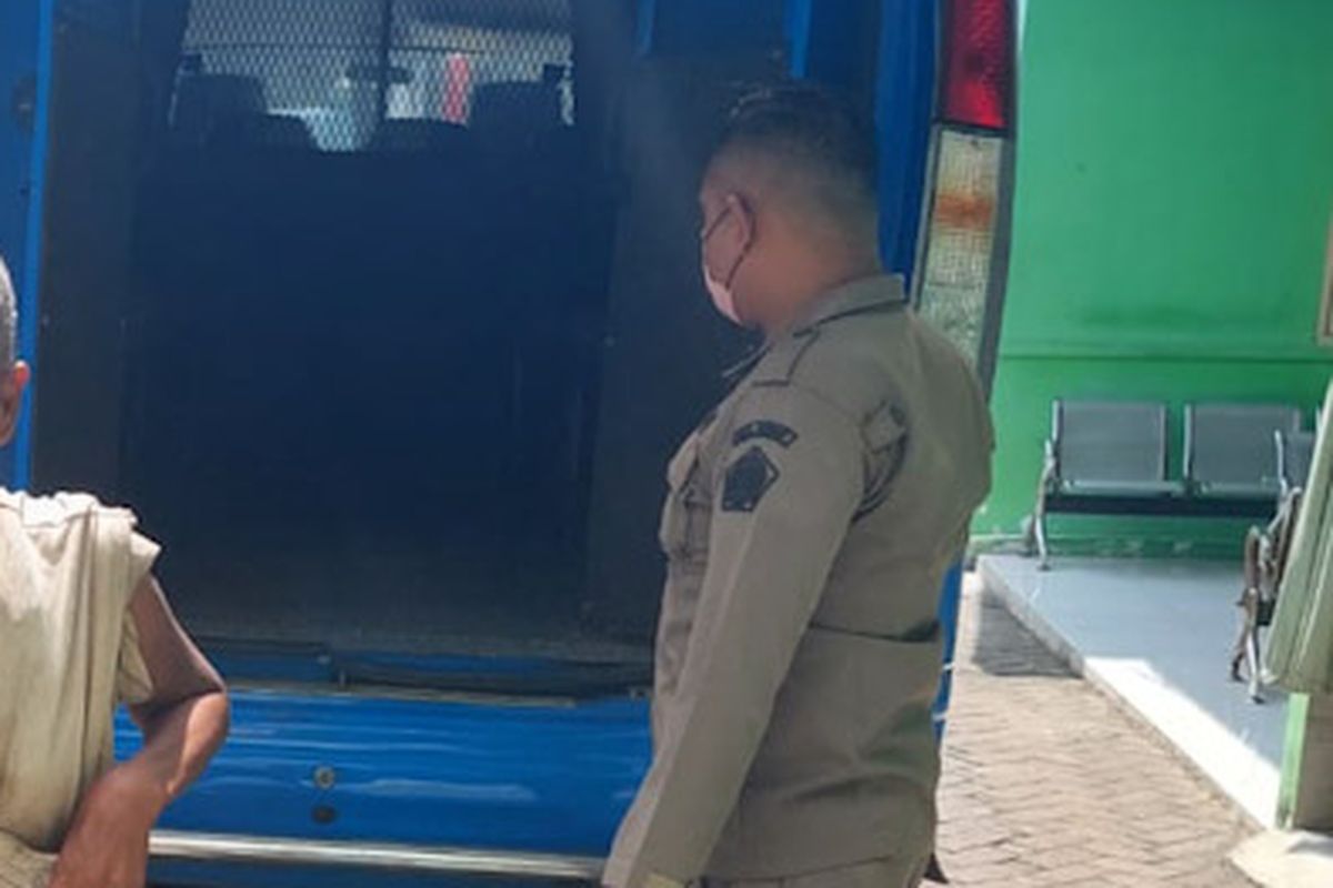 ODGJ yang kerap meresahkan di Pasar Lama Gresik, saat ditertibkan petugas gabungan dari Dinsos dan Satpol PP Gresik, Jumat (8/4/2022).