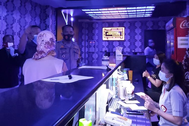 Satgas Penanganan Covid-19 Kota Tegal menemukan sebagian besar kafe dan karaoke di Kota Tegal belum menjalankan protokol pencegahan Covid-19 dalam inspeksi mendadak, Senin (21/9/2020) malam. 