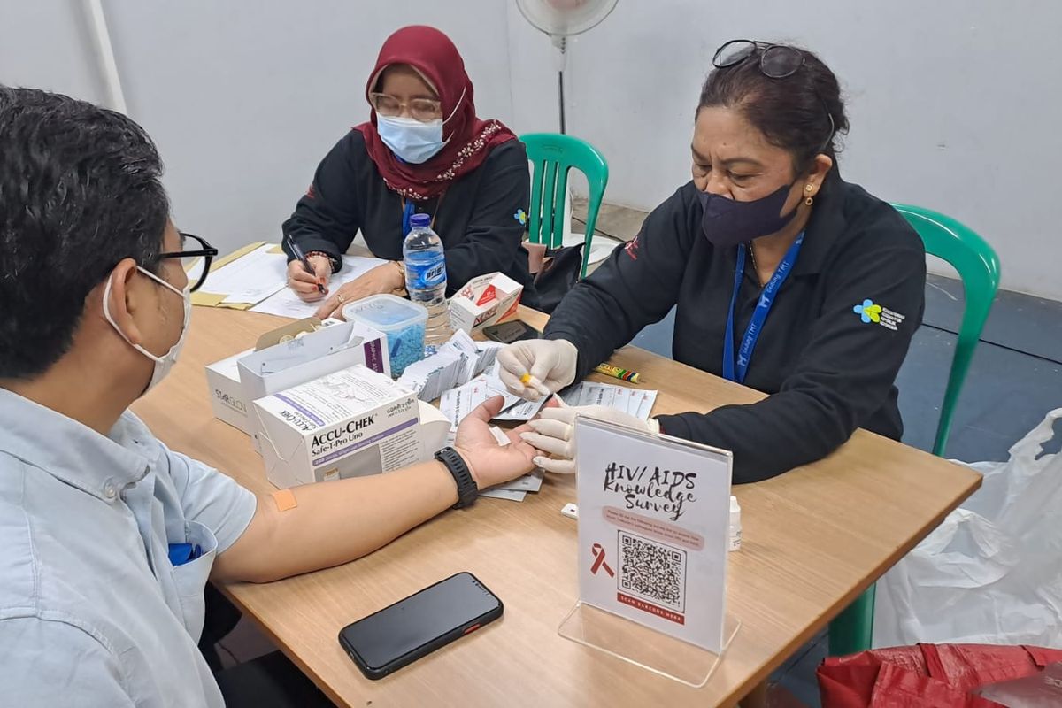 Potret pekerja kantoran di Cilandak, Jakarta Selatan, saat mengikuti tes HIV gratis yang digelar Bidang Promosi dan Pencegahan Komisi Perlindungan AIDS Provinsi (KPAP) DKI Jakarta, Selasa (19/12/2023).