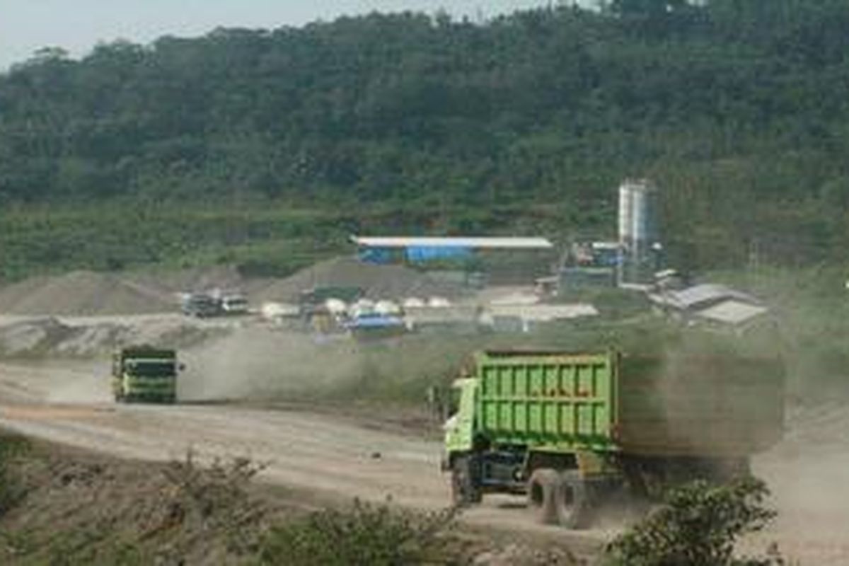 Pembangunan waduk Jatigede di Kecamatan Tomo, Kabupaten Sumedang, Jawa Barat, menjadi tumpuan harapan bagi ribuan petani di wilayah pantai utara Jabar, terutama di Cirebon, Indramayu, dan Majalengka. pasokan air dari waduk tersebut ditargetkan bisa mengairi sawah 90.000 hektar (ha) di Pantura Jabar.