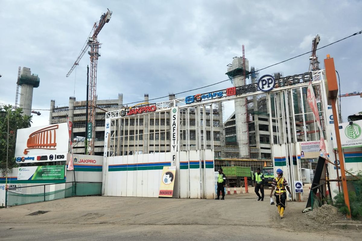 Proyek pembangunan Jakarta International Stadium atau Stadion Bersih, Manusiawi dan Wibawa (BMW) di kawasan Papanggo, Tanjung Priok, Jakarta Utara, Selasa (15/12/2020).