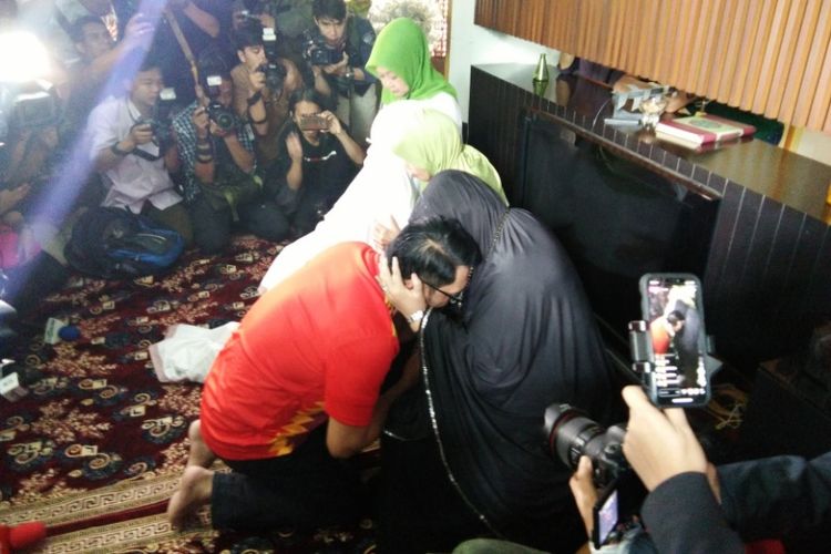 Ridwan Kamil bersama istrinya, Atalia Praratya saat melakukan prosesi sungkeman di kediamannya, Rumah Botol, Cigadung Bandung, Rabu (27/6/2018).