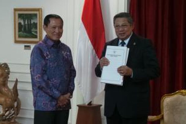 Panitia Seleksi Calon Pimpinan KPK Amir Syamsuddin (kiri) bertemu dengan Presiden Susilo Bambang Yudhoyono di Kantor Presiden, Jakarta, Kamis (16/10/2014), untuk menyerahkan dua nama calon pimpinan KPK hasil seleksi. Dua nama yang diajukan tersebut, yakni Robby Arya Brata dan Busyro Muqoddas.