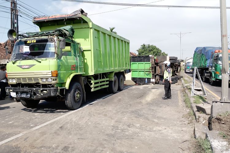 Truk bermuatan gula pasir yang tergelempang di jalan raya Brangsong Kendal. KOMPAS.COM/SLAMET PRIYATIN *** Local Caption ***