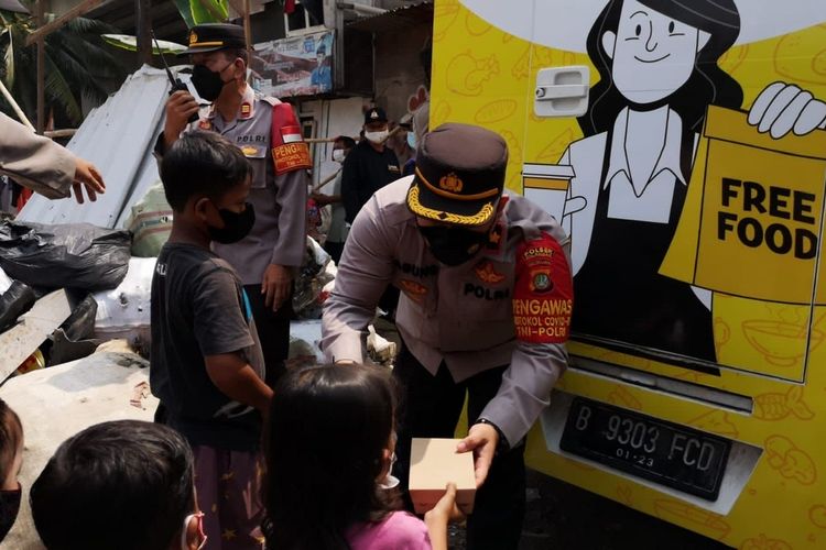 Polsek Cilandak membagikan 500 paket nasi kotak di lapak pemulung di Jalan Pinang Kalijati RT 011 / RW 09, Pondok Labu, Cilandak, Jakarta Selatan pada Rabu (29/9/2021) siang.