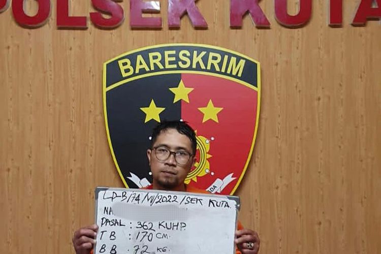 Pelaku pencurian berinisial RR (39), setelah diamankan di Mapolsek Kuta./ Dok. Humas Polresta Denpasar