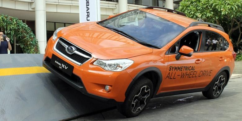 Subaru XV diuji di jalan dengan kemiringan 45 derajat.