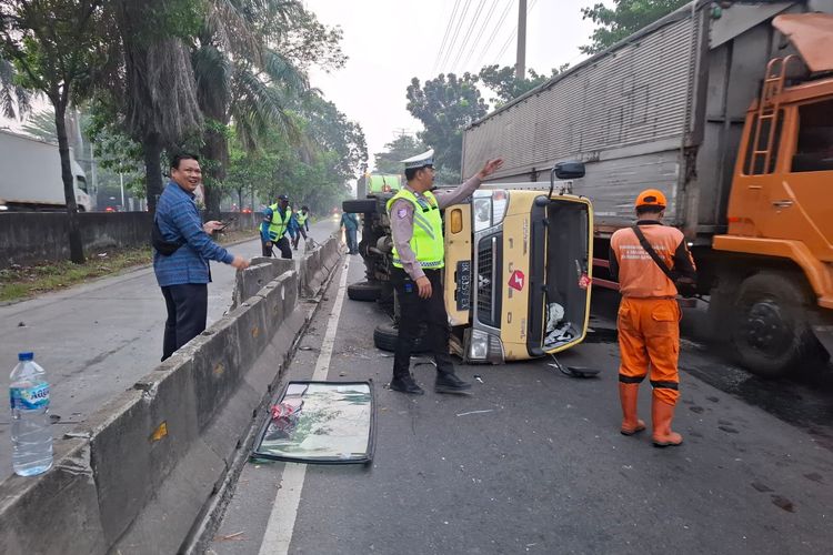 Truk Ekspedisi Terguling di Daan Mogot Jakbar, Lalu Lintas Sempat Tersendat