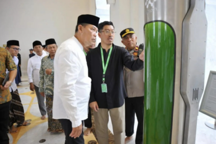 Microforest 100 yang merupakan hasil pengembangan dari alat penyerap karbon yang diciptakan dua peneliti UGM saat dipamerkan di Masjid Raya Syeikh Zayed, Solo, Jateng.