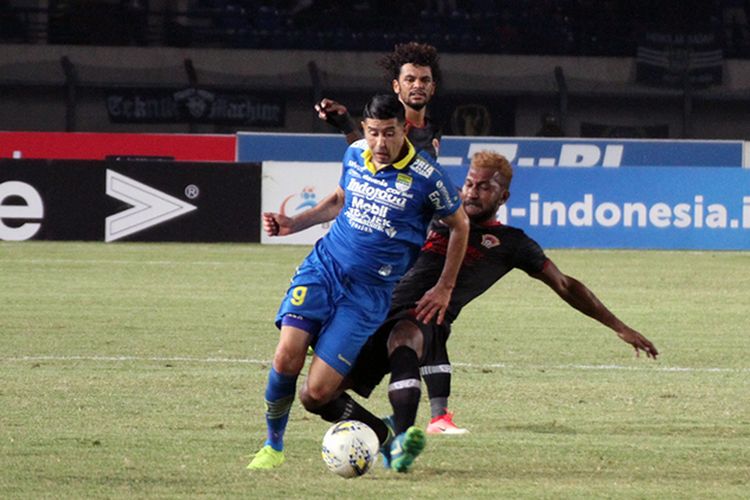 Pemain Persib, Esteban Vizcarra, dalam laga melawan Kalteng Putra FC, di Stadion Si Jalak Harupat, Kabupaten Bandung, beberapa waktu lalu. 