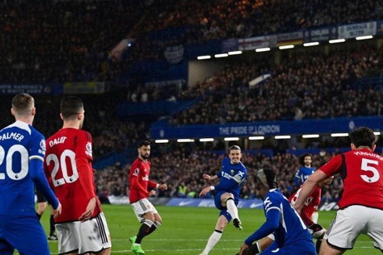 Gelandang Chelsea, Conor Gallagher, saat melepaskan tembakan guna mencetak gol dalam lanjutan Liga Inggris 2023-2024 antara Chelsea vs Man United di Stadion Stamford Bridge pada 4 April 2024.