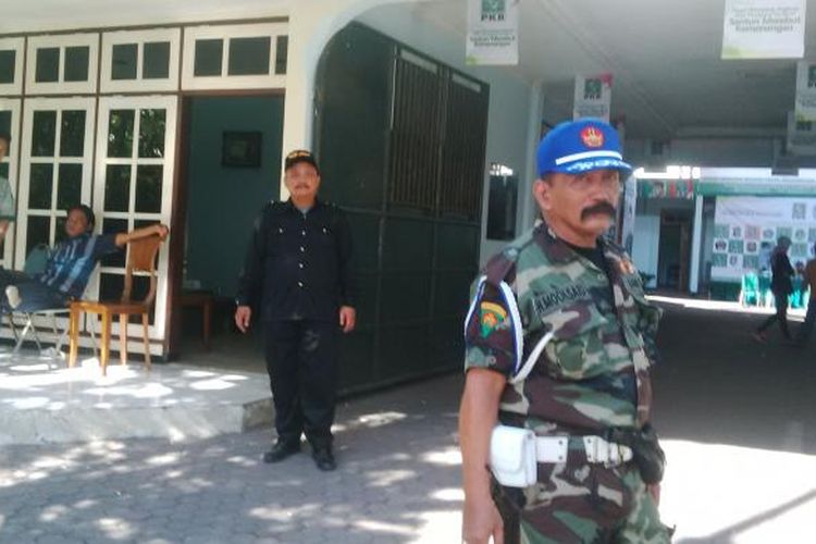 Pengamanan di kantor DPW PKB Jatim saat digelar Fit and Proper Test calon kepala daerah.