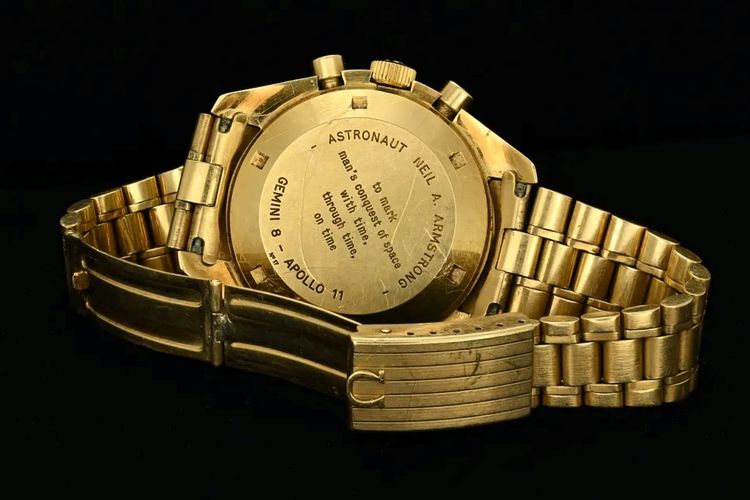 Bagian belakang jam tangan ini diukir dengan kalimat ?To mark man?s conquest of space with time, through time, on time.