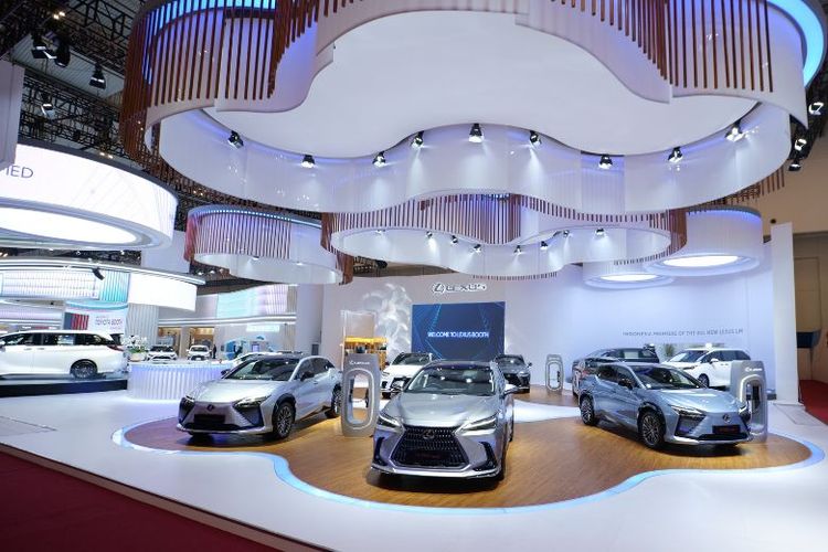 Booth Lexus bernuansa elektrifikasi dan lounge ramah lingkungan di GIIAS 2023. 
