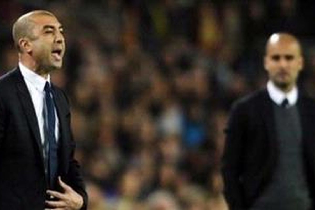 Pelatih Chelsea, Roberto Di Matteo (kiri), bersama pelatih FC Barcelona, Pep Guardiola, dalam laga leg kedua babak semifinal Liga Champions di Camp Nou di Barcelona, Spanyol, Selasa (24/4/2012).