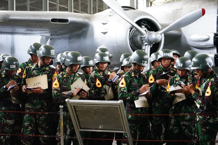 Taruna dan Taruni Akademi Angkatan Udara (AAU) antusias mencatat koleksi pesawat di Muspusdirla Yogyakarta, Senin (6/2/2023).