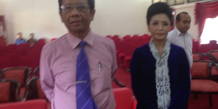 Ida Budhiati bersama Mahfud MD seusai ujian terbuka di Undip Semarang, Sabtu (21/7/2018)