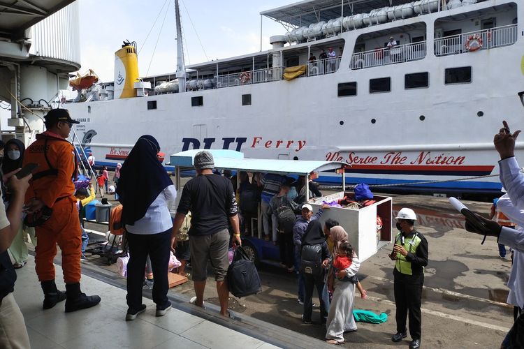 Pelabuhan Tanjung Perak Surabaya menjadi hub kapal di Indonesia, terutama di bagian timur. Pelabuhan Perak Surabaya juga melayani angkutan penumpang. 
